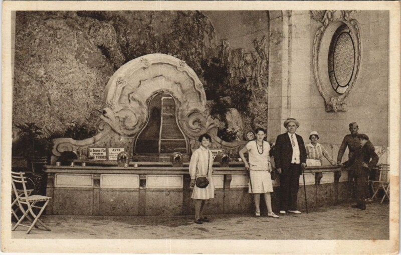 Carte postale ancienne Vichy Source des Celestins à Vichy