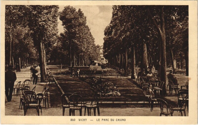 Carte postale ancienne Vichy Le Parc du Casino à Vichy