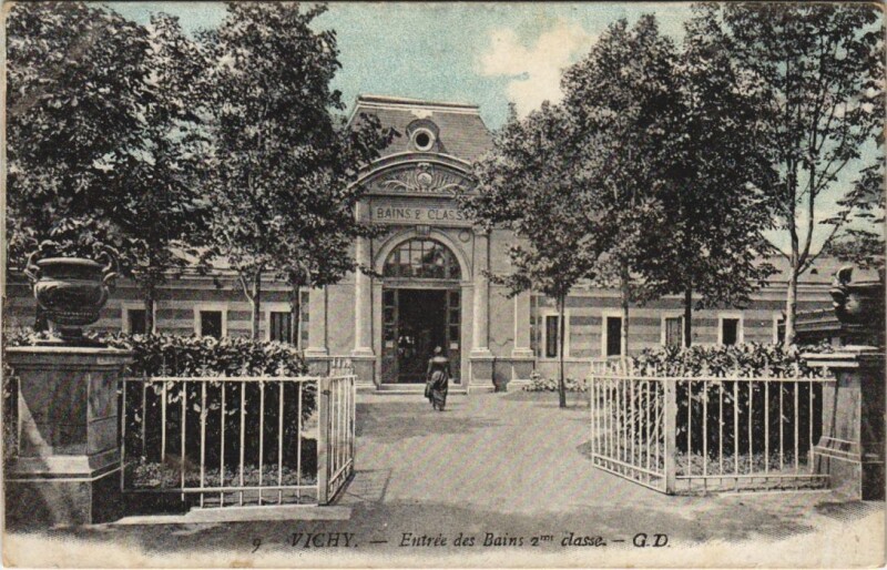 Carte postale ancienne Vichy Entree des Bains 2me classe à Vichy