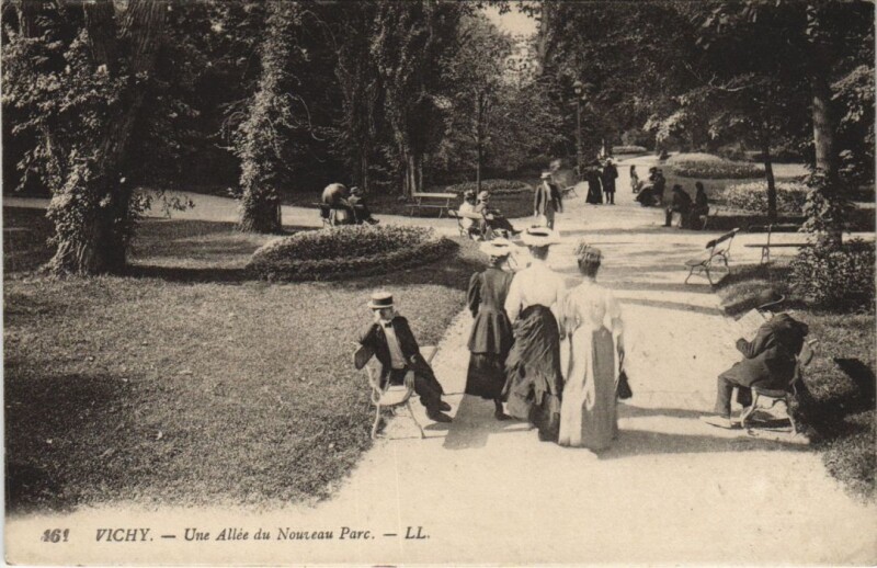 Carte postale ancienne Vichy Une Allee du Nouveau Parc à Vichy