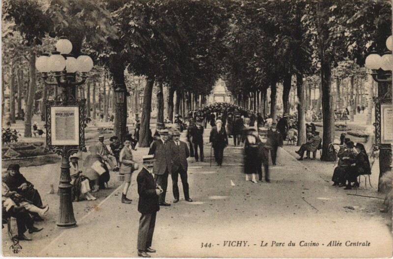 Carte postale ancienne Vichy Le Parc du Casino, Allee Centrale à Vichy