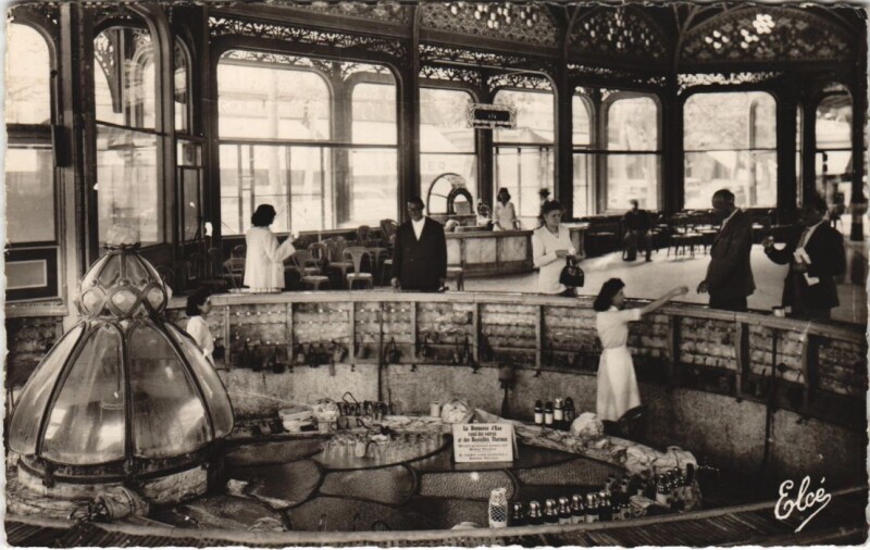 Carte postale ancienne Vichy Source de la Grande Grille à Vichy