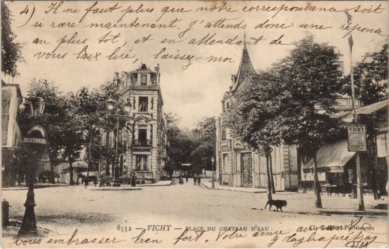 Carte postale ancienne Vichy Place du Chateau d'Eau à Vichy