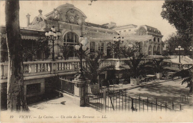 Carte postale ancienne Vichy Le Casino , un coin de la Terrasse à Vichy