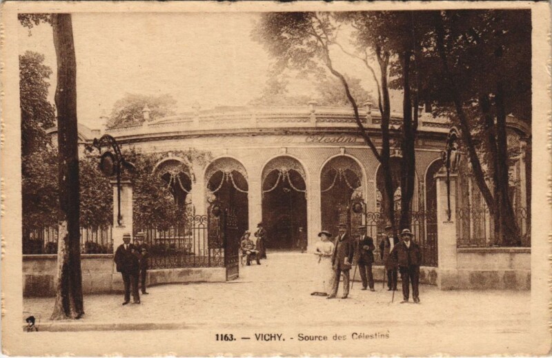 Carte postale ancienne Vichy Source des Celestins à Vichy