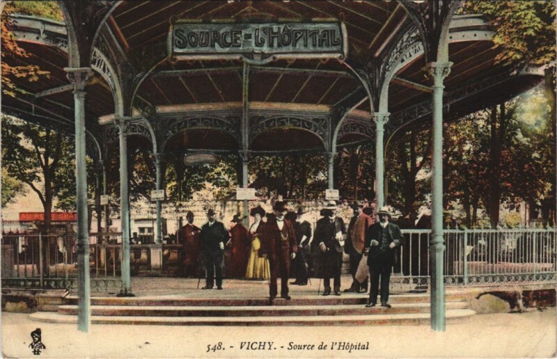 Carte postale ancienne Vichy Source de l'Hopital à Vichy