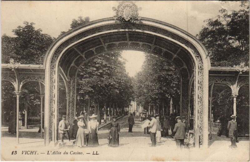 Carte postale ancienne Vichy Allee du Casino à Vichy