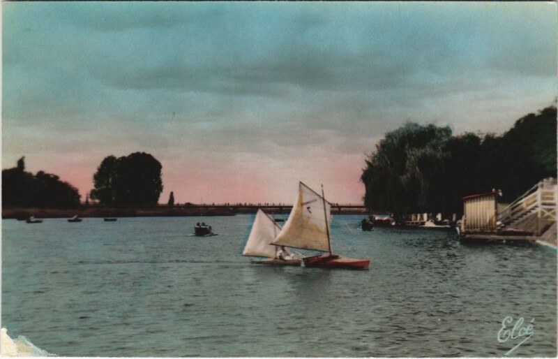 Carte postale ancienne Vichy Les Bords de l'Allier ,Pedalos et Canotage à Vichy