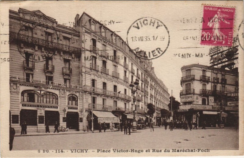 Carte postale ancienne Vichy Place Victor Hugo et rue du Marechal Foch à Vichy