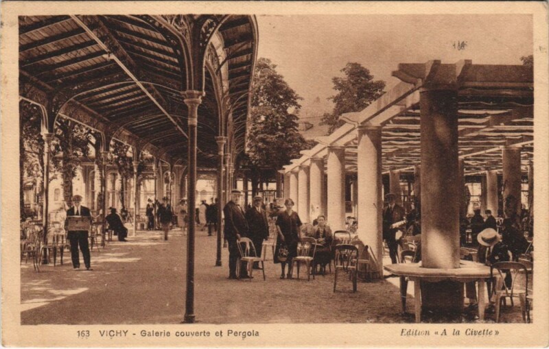 Carte postale ancienne Vichy Galerie couverte et Pergola à Vichy