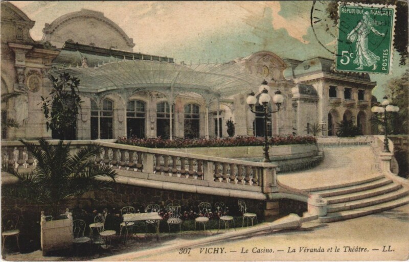 Carte postale ancienne Vichy Le Casino, La Veranda et le Theatre à Vichy