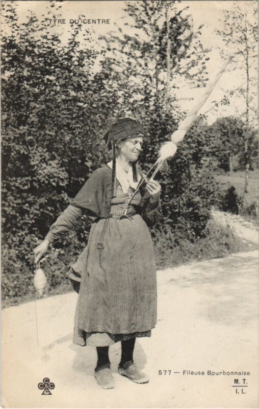 Carte postale ancienne Fileuse Bourbonnaise - Type du Centre