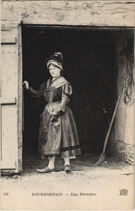 Carte postale ancienne Bourbonnais - Une Fermiere