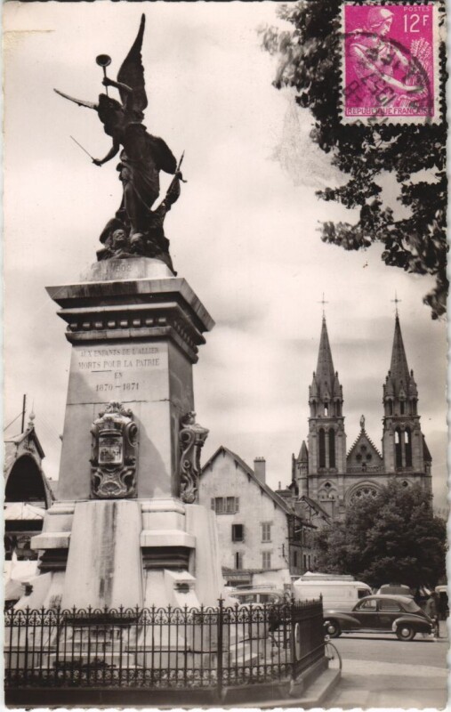 Carte postale ancienne Moulins Statue des Anciens Combattants et le Sacre-Coeur à Moulins