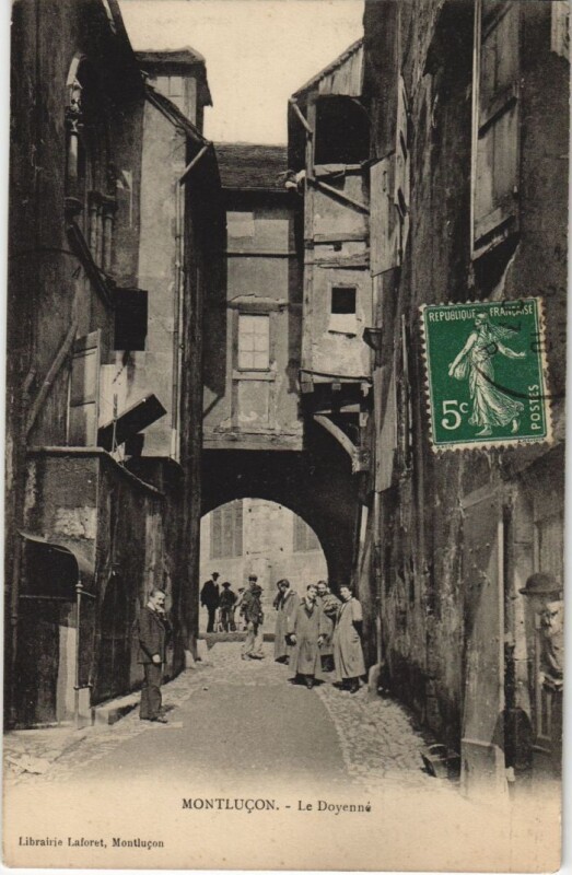 Carte postale ancienne Montlucon Le Doyenne