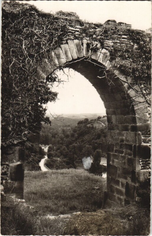 Carte postale ancienne Chouvigny Chateau de Chouvigny - Vue sur la Vallee de la Soiule à Chouvigny