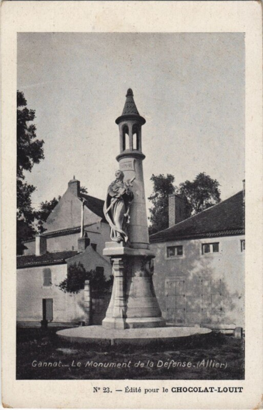 Carte postale ancienne Gannat Le Monument de la Defense à Gannat