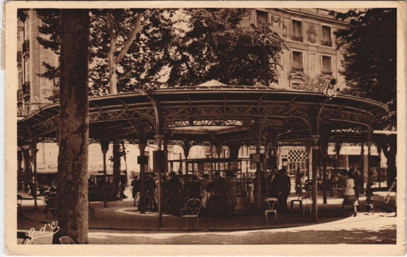 Carte postale ancienne Vichy Source Mesdames à Vichy