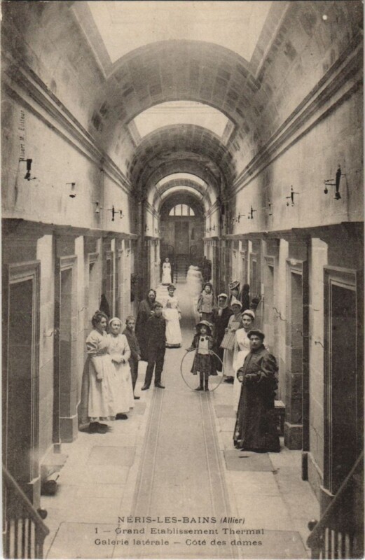 Carte postale ancienne Neris-les-Bains Grand Etablissement Thermal - Galerie Laterale