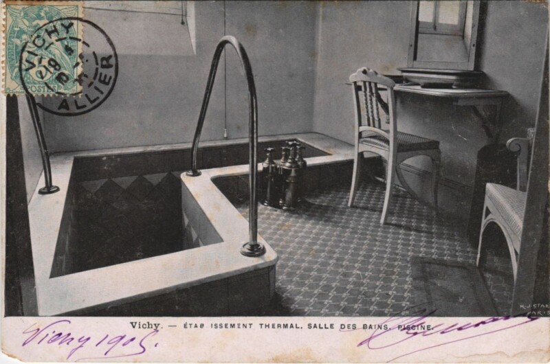 Carte postale ancienne Vichy Etablissement Thermal - Salle des Bains - Piscine à Vichy