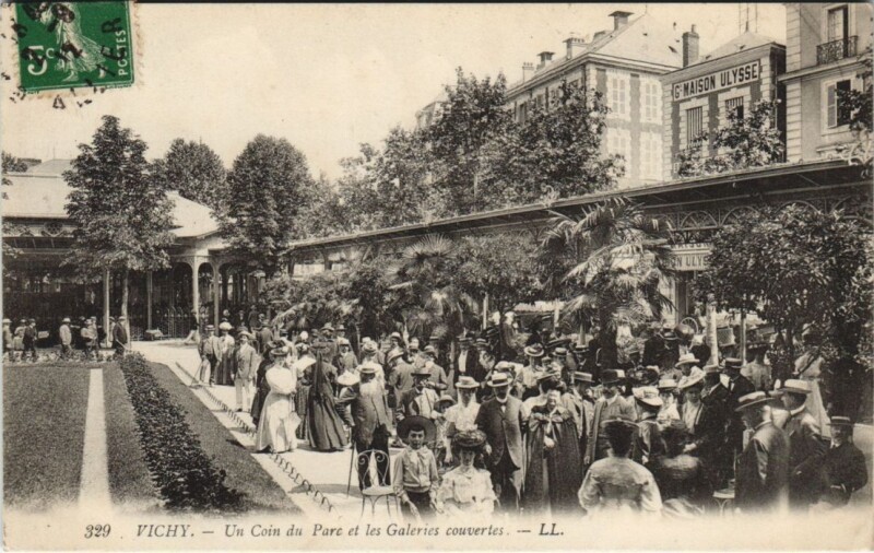 Carte postale ancienne Vichy Un Coin du Parc et les Galeries Couvertes à Vichy