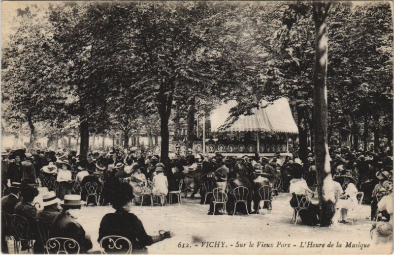 Carte postale ancienne Vichy Sur le Vieux Parc - L'Heure de la Musique à Vichy