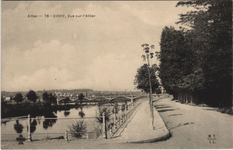 Carte postale ancienne Vichy Vue sur l'Allier à Vichy