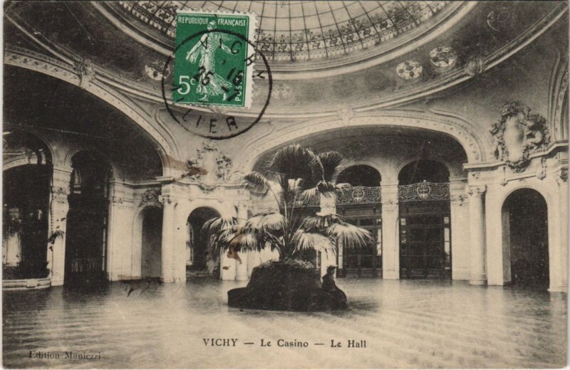 Carte postale ancienne Vichy Le Casino - Le Hall à Vichy
