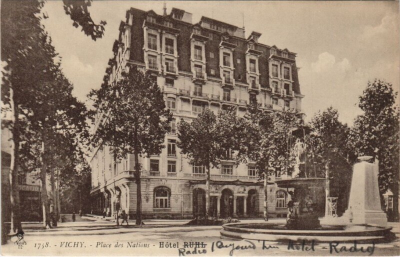 Carte postale ancienne Vichy Place des Nations - Hotel Radio à Vichy