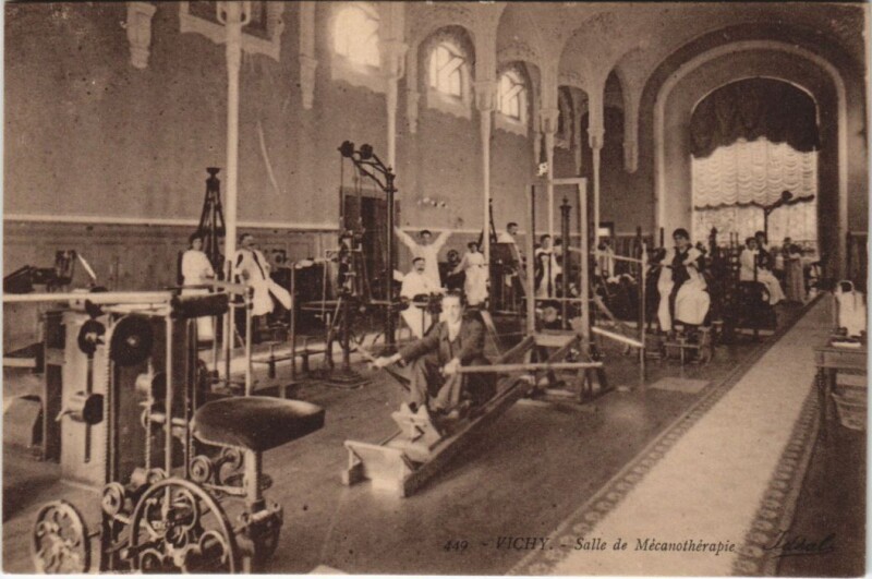 Carte postale ancienne Vichy Salle de Mecanotherapie à Vichy