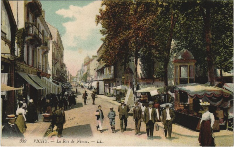 Carte postale ancienne Vichy La Rue de Nimes à Vichy