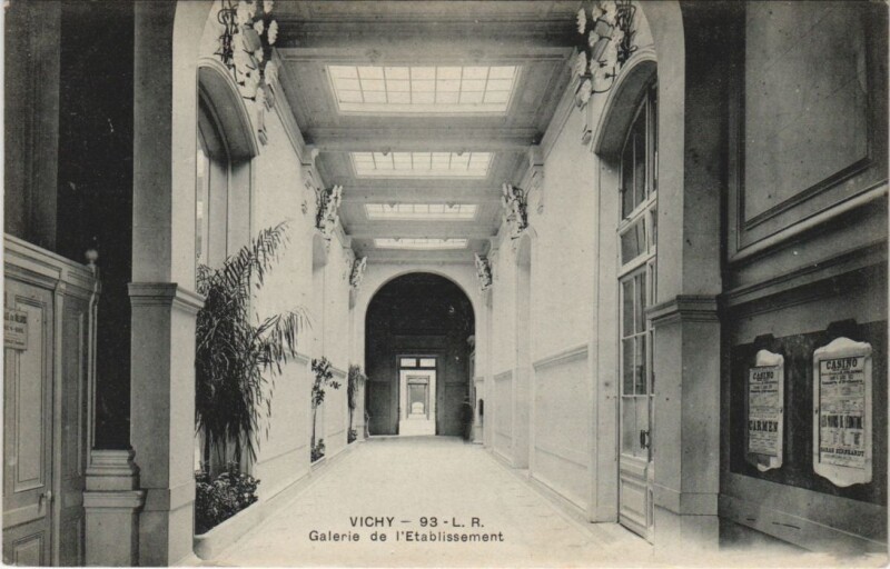 Carte postale ancienne Vichy Galerie de l'Etablissement à Vichy
