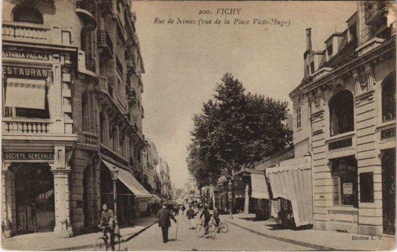 Carte postale ancienne Vichy Rue de Nimes - Vue de la Place Victor-Hugo à Vichy