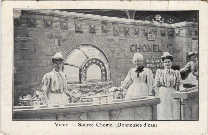 Carte postale ancienne Vichy Source Chomel - Donneuses d'Eau à Vichy