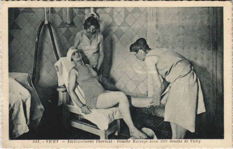 Carte postale ancienne Vichy Etablissement Thermal - Douche Massage à Vichy