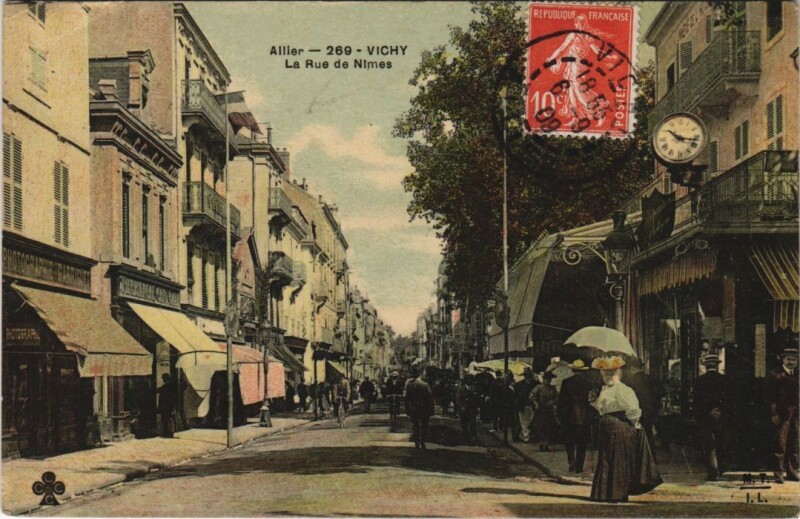 Carte postale ancienne Vichy La Rue de Nimes à Vichy