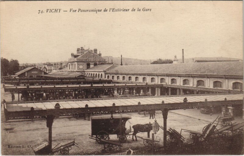 Carte postale ancienne Vichy Vue Panoramique de l'Exterieur de la Gare à Vichy