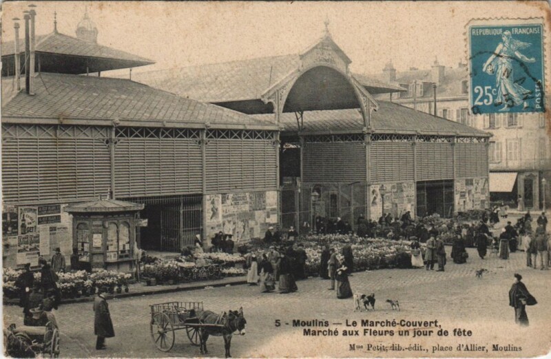 Carte postale ancienne Moulins Le Marche-Couvert - Marche aux Fleurs un Jour de Fete à Moulins
