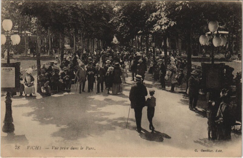 Carte postale ancienne Vichy Vue prise dans le Parc à Vichy