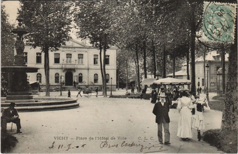 Carte postale ancienne Vichy Place de l'Hotel de Ville à Vichy