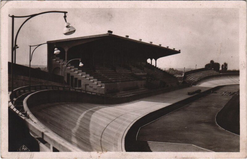 Carte postale ancienne Vichy Le Nouveau Stade-Velodrome - Les Tribunes à Vichy