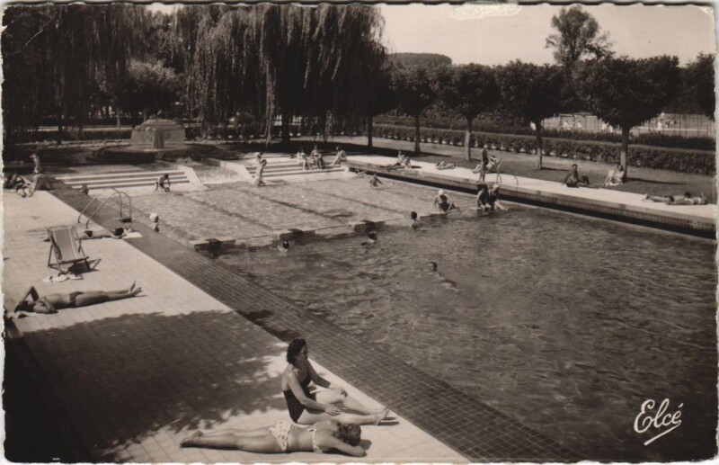 Carte postale ancienne Vichy Vue sur la Piscine du Sporting à Vichy
