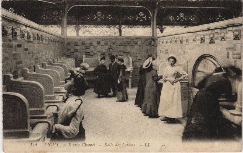 Carte postale ancienne Vichy Source Chomel - Salle des Lotions à Vichy