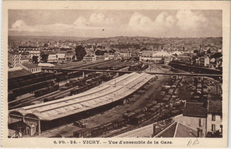 Carte postale ancienne Vichy Vue d'Ensemble de la Gare à Vichy