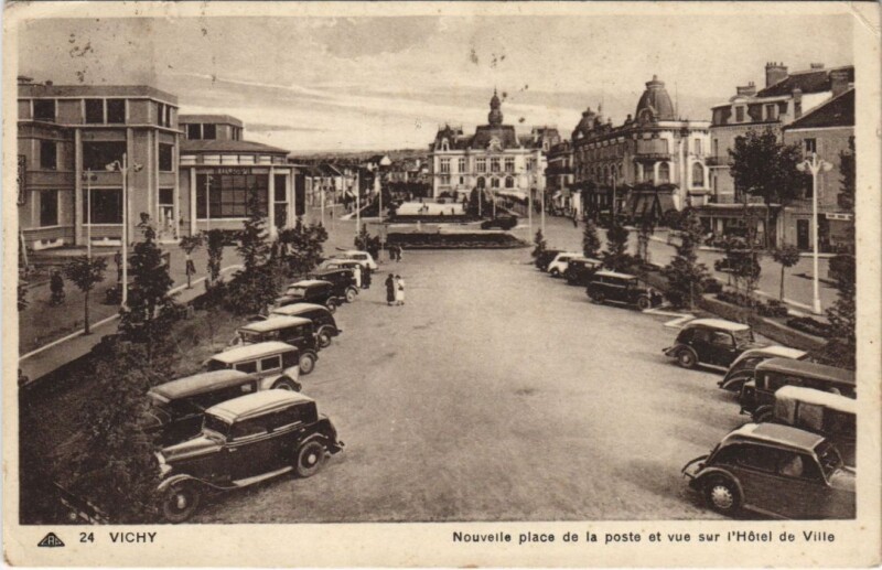 Carte postale ancienne Vichy Nouvelle Place de la Poste et Vue sur l'Hotel de Ville à Vichy