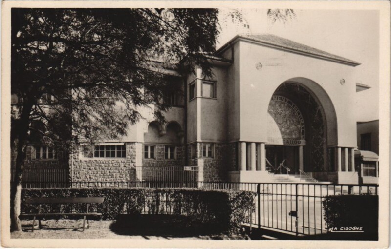 Carte postale ancienne Vichy Entree de l'Etablissement des Bains Callou à Vichy