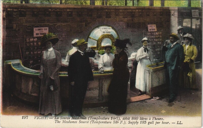 Carte postale ancienne Vichy La Source Mesdames à Vichy