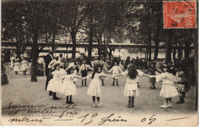 Carte postale ancienne Vichy Bal d'Enfants à Vichy