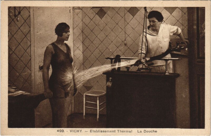 Carte postale ancienne Vichy Etablissement Thermal - La Douche à Vichy
