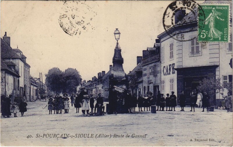 Carte postale ancienne Saint-Pourcain-sur-Sioule Route de Gannat à Gannat